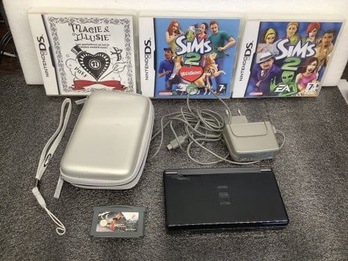 Nintendo DS Lite USG-001 zwart met spellen lader en pennetje.