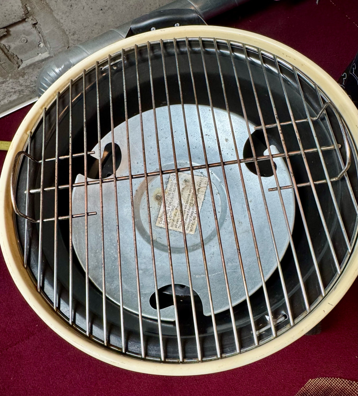 Mooie bol barbecue met deksel in uitstekende staat