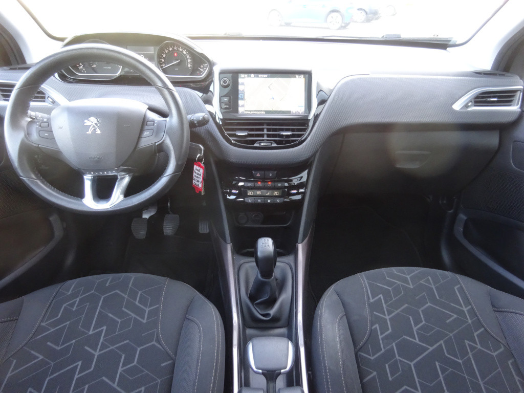 Peugeot 2008 1.2 puretech active panoramadak / trekhaak / navigatie