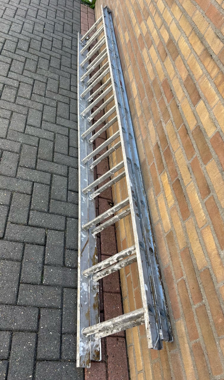 ALUMINIUM UITSCHUIFBARE LADDER