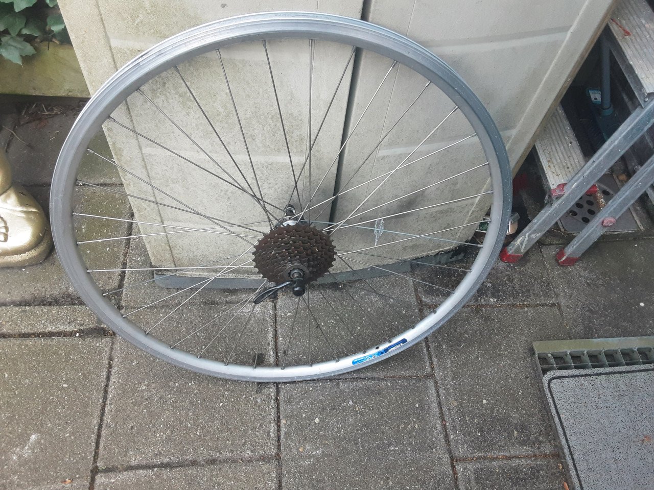 28 inch shimano achterwiel, 8 speed cassette, uitvalnaaf