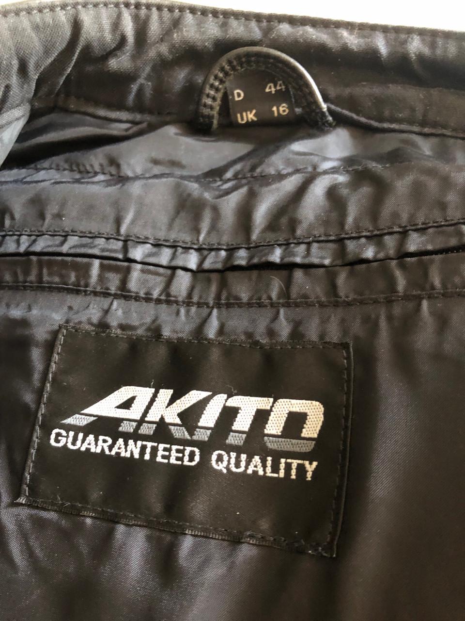 Akito motor jas +broek jas is maat D 14 Uk16….broek is maat D50 Uk32