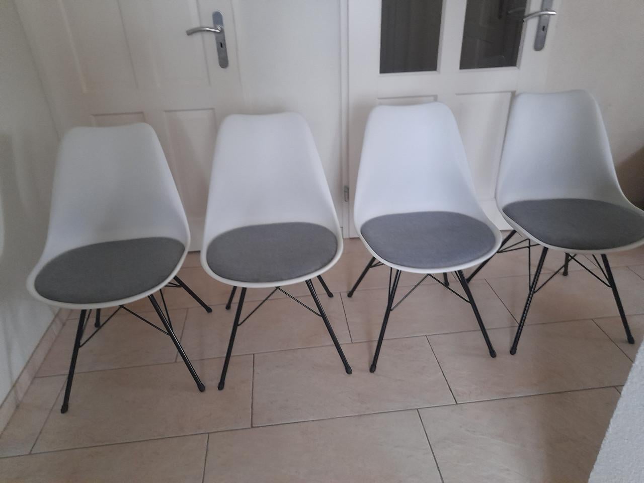 4 Prachtige stoelen (in goede nette staat )  geen vlekken,