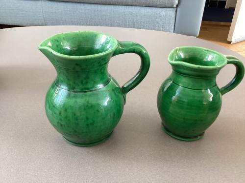Vintage kannetjes. 2 x Groen Glazuur.