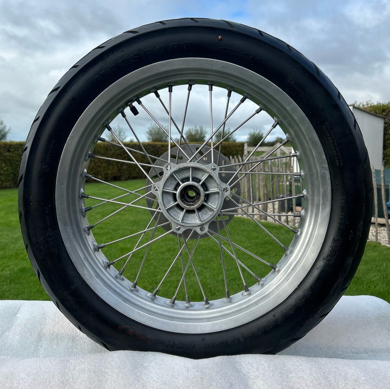 Derbi Sena 50cc achterwiel 17 inch met band 130/80-17 M/C 65H