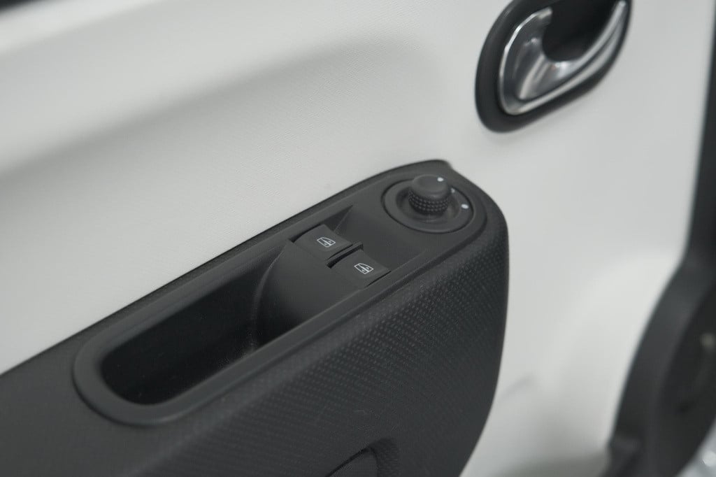 Renault Twingo sce limited | parkeersensoren | bluetooth | airco | 15 inch 