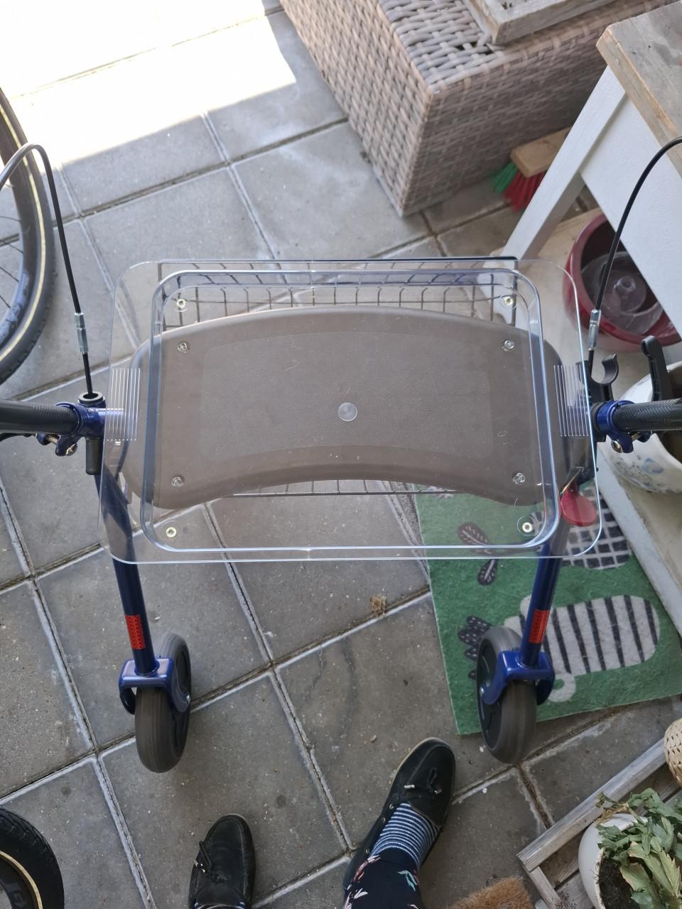 Rollator,nieuw , tekoop 75 euro(1 week oud