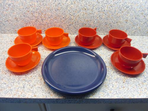 6 KOP EN SCHOTELS + 2 BORDEN ALLES NIEUW