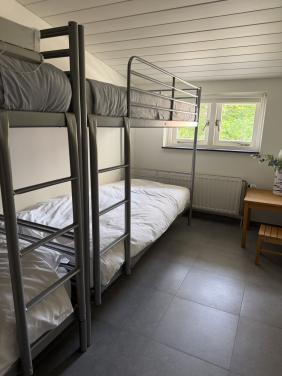 Stevig metalen stapelbed (2‑persoons) met matrassen, in nette staat.