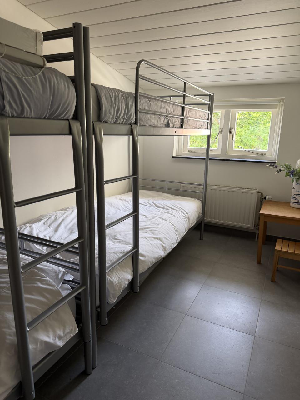 Stevig metalen stapelbed (2‑persoons) met matrassen, in nette staat.