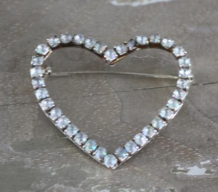 Hartjes broche met steentjes