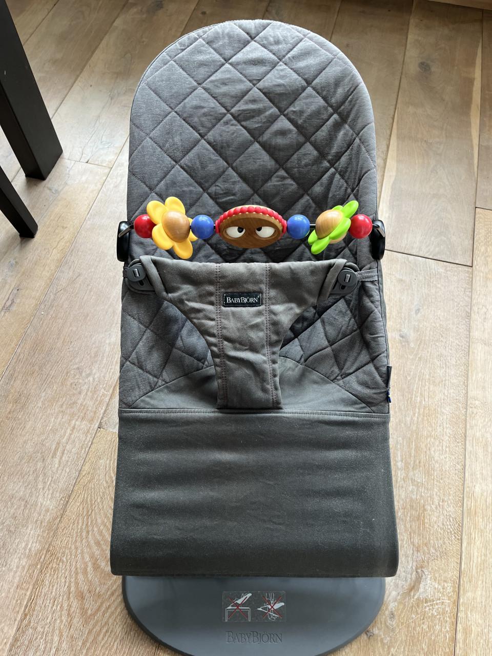 Baby Björn wipstoeltje antraciet met speelboog