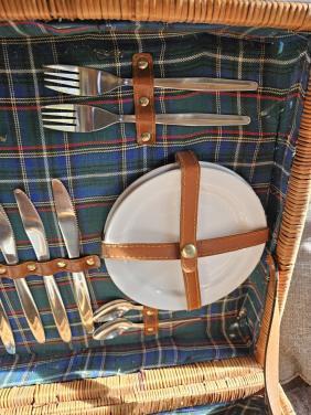 Vintage grote Picknickmand met Servies voor 4 Personen