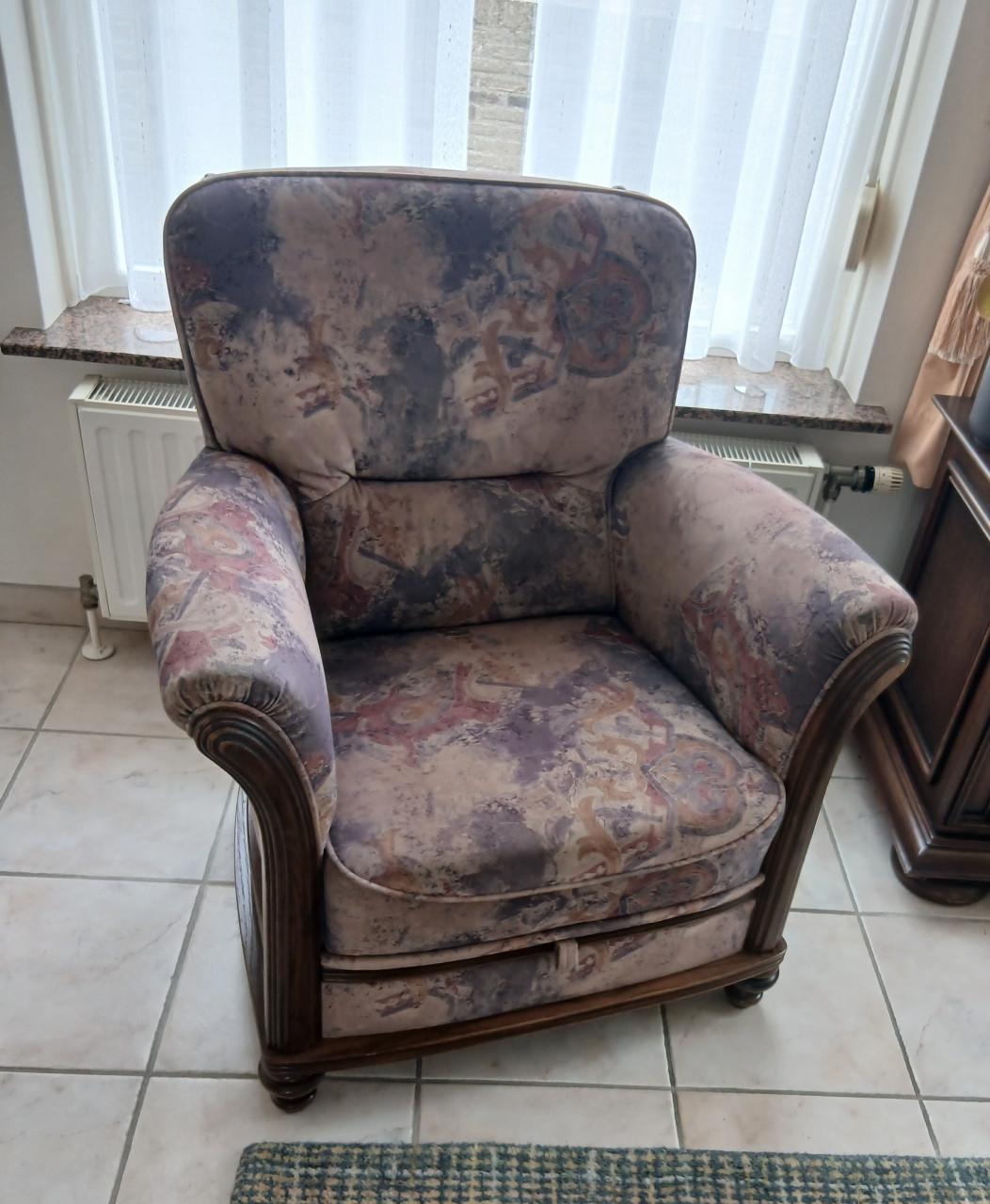 Gratis Bankstel, 3 fauteuils, salontafel, kastje en eventueel vloerkleed