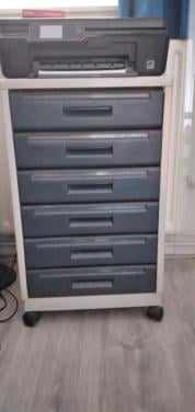 Plastic ladenkastje op wieltjes