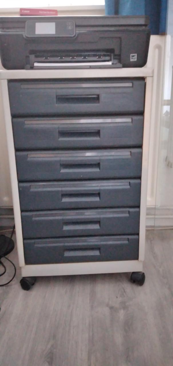 Plastic ladenkastje op wieltjes