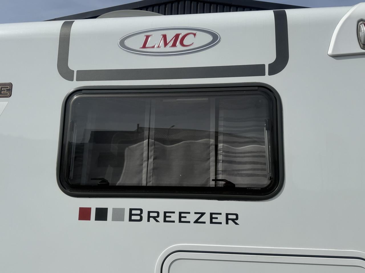 LMC Breezer V646G. Black-line ( 2x lengte bedden, zeer netjes ,dak airco)