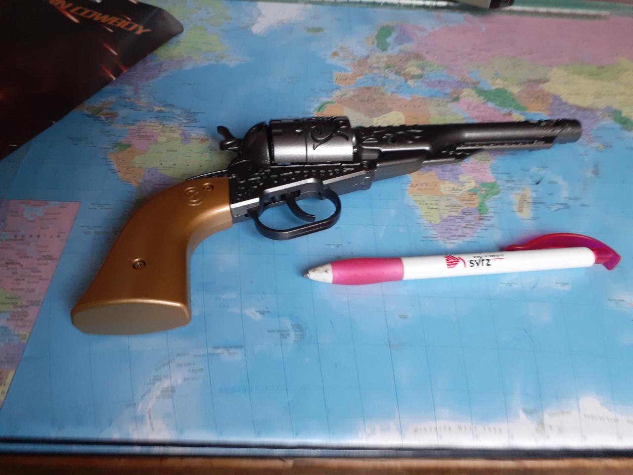 Revolver Speelgoed van metaal en plastic  24 cm lang en mooi