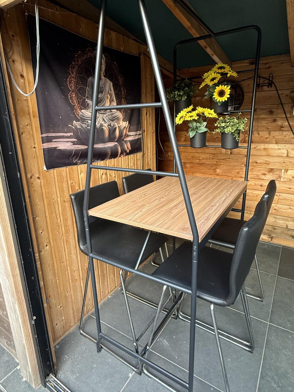 Industriële eettafel met metalen frame + 4 stoelen
