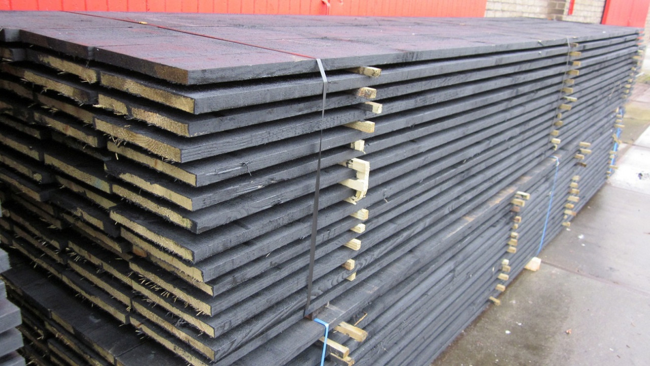 Potdekselplanken geïmpregneerd en zwart geverfd