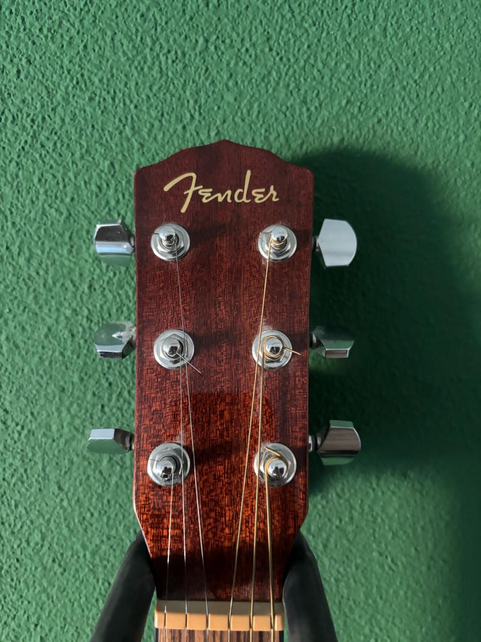 Akoestische linkshandige Fender gitaar
