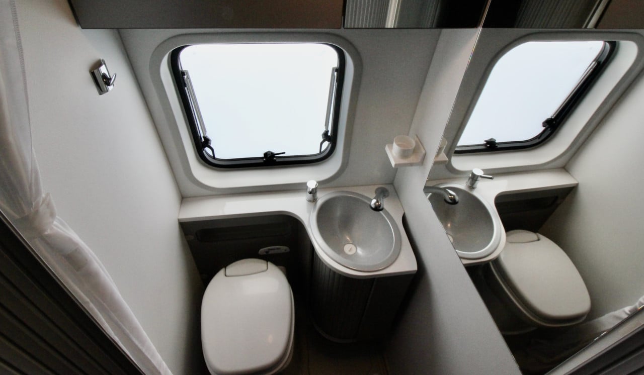 Adria Twin 600SPT (Vast bed,Eerste eigenaar, 19.000KM , Als nieuw!!!)