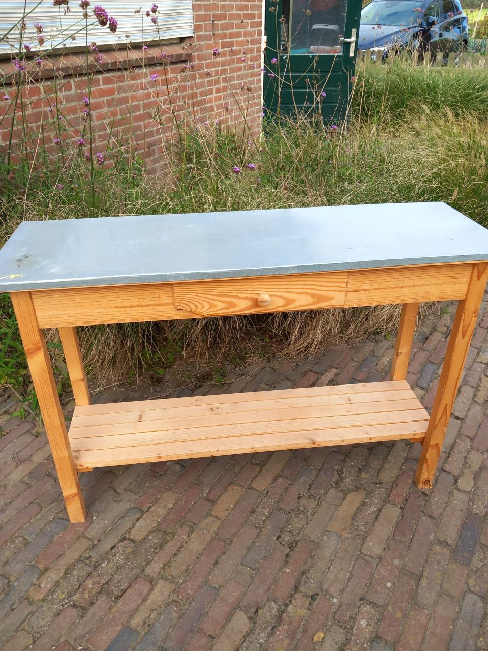 Tafeltje met zinken blad