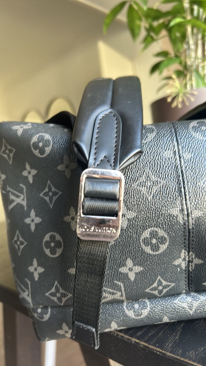 Stevige rugtas Louis Vuitton 30,00 euro.