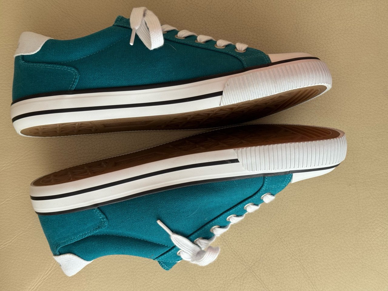 Nieuwe Mistral canvas sneakers, maat 42