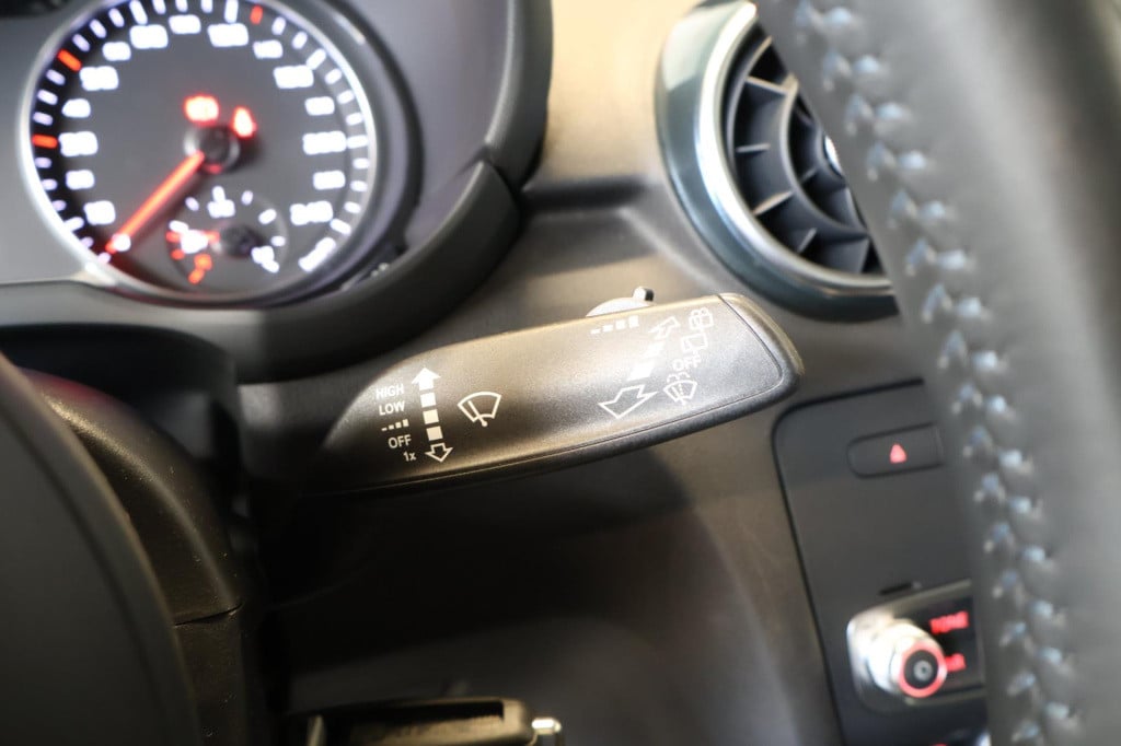 Audi A1 Sportback 1.0 tfsi design s-line nl auto, parkeersensoren, bluetoot
