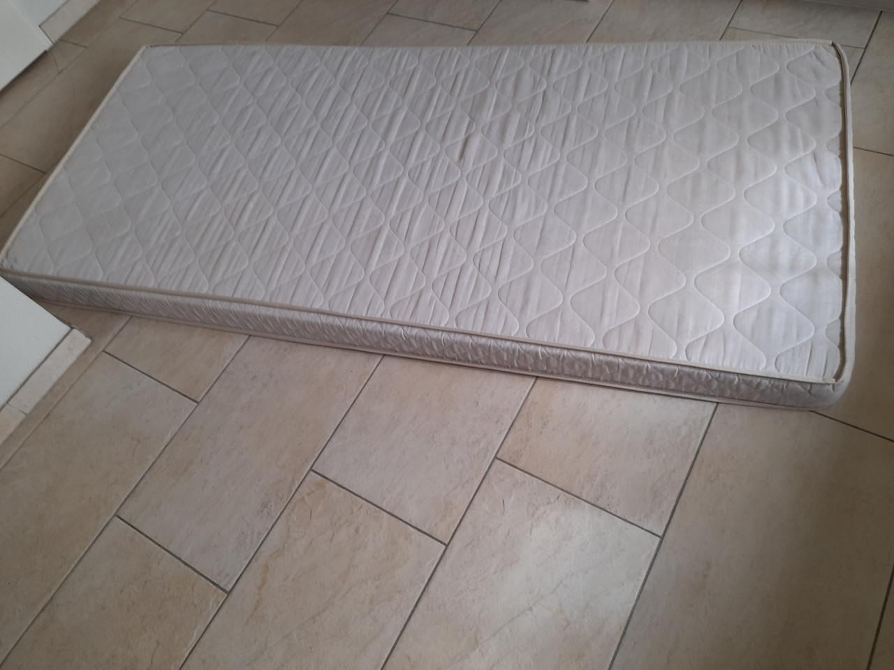 Matras 90 x 200 x 12 cm dik (in goede schone staat)