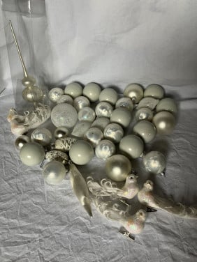 Partij witte glazen kerstballen