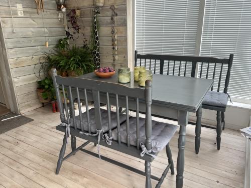Eettafel met bankjes