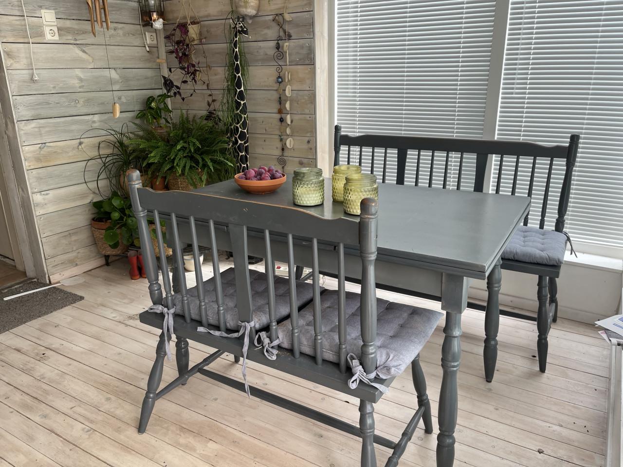 Eettafel met bankjes