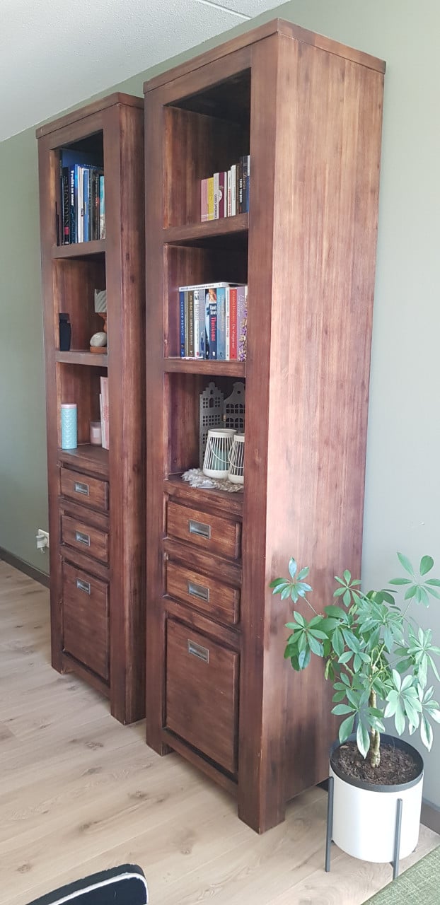 Inboedel: boekenkasten, eettafel, fauteuils, hanglampen, vloerlamp