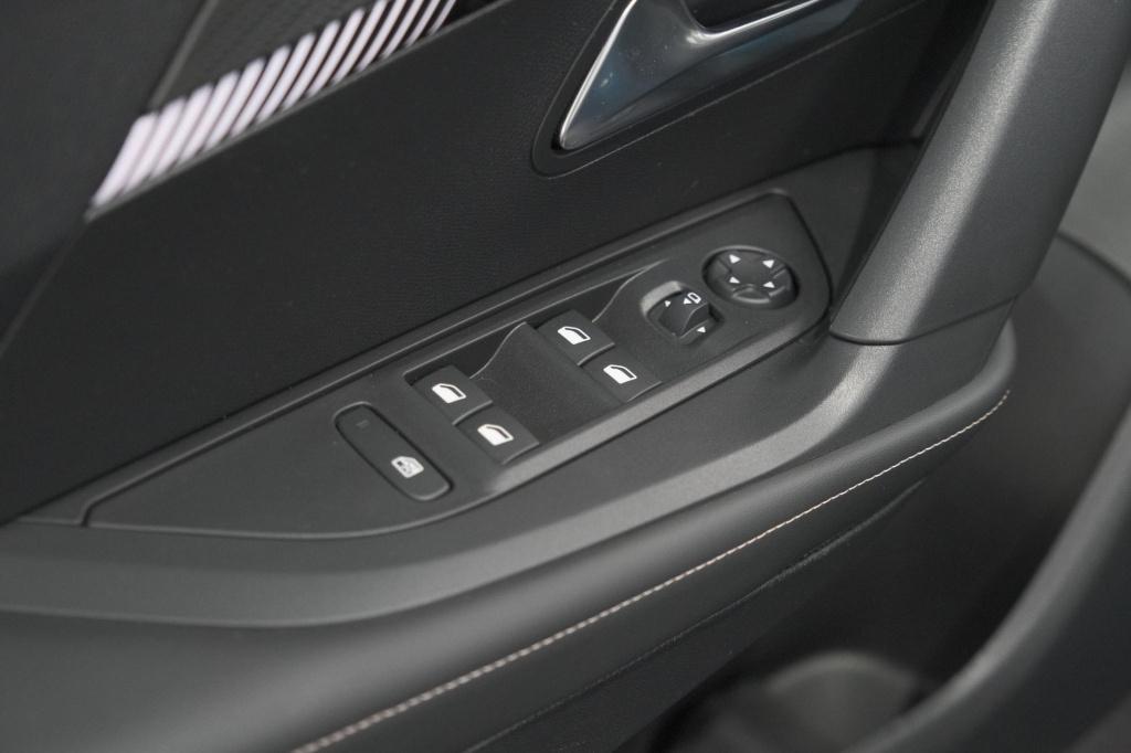 Peugeot 2008 1.2 hybrid 145 allure | apple carplay | climate control | park