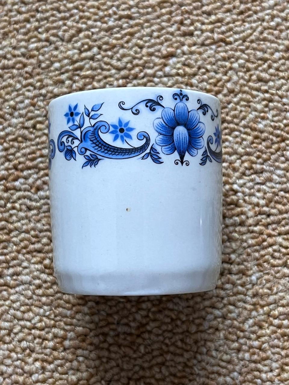 Espresso/koffiekopjes en schotels met tinnen houders