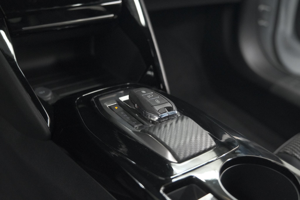 Peugeot 2008 puretech 130 eat8 gt | camera | apple carplay | parkeersensore