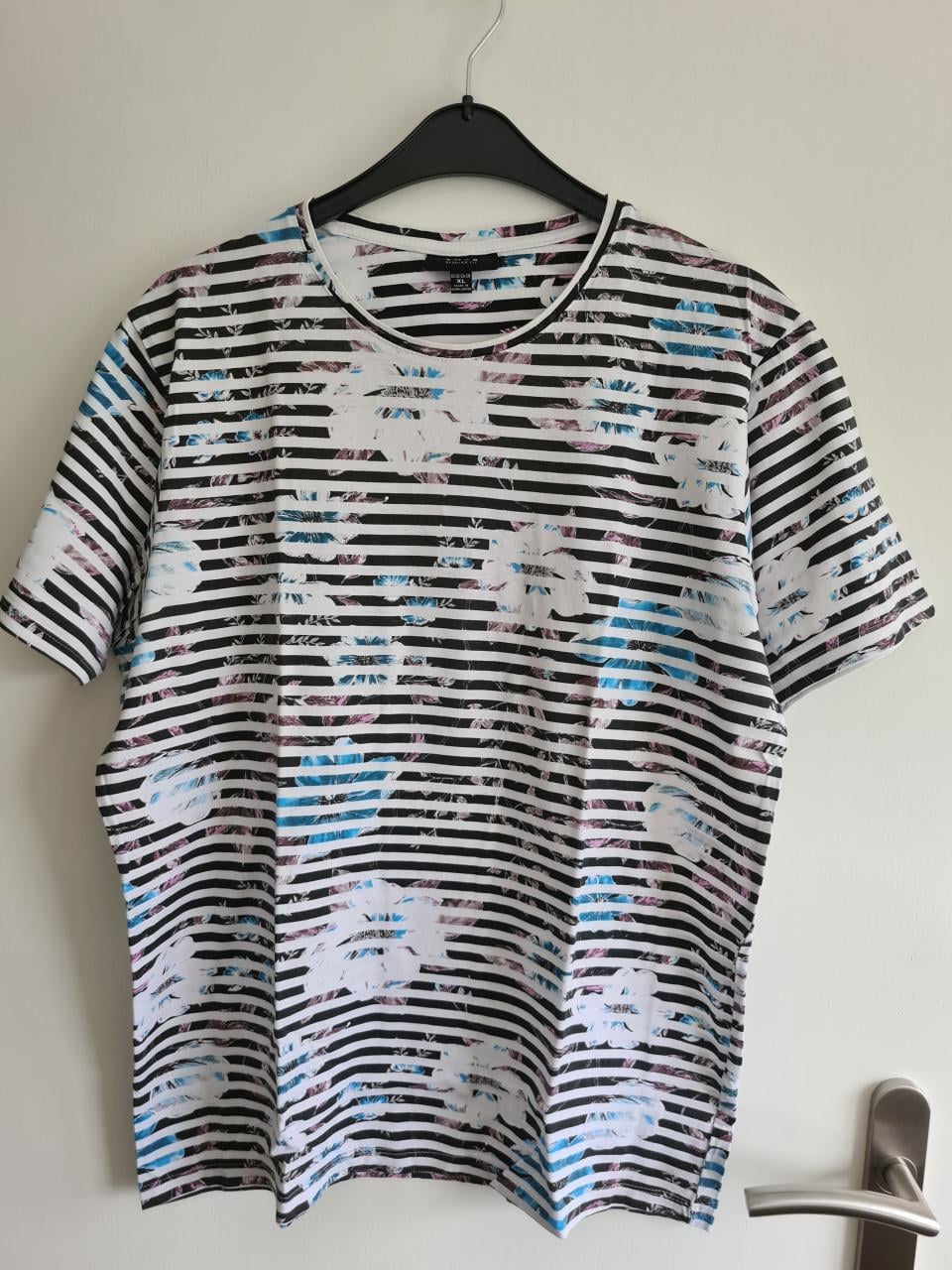 Smog wit, zwart gestreept met bloemen Tshirt  Maat XL