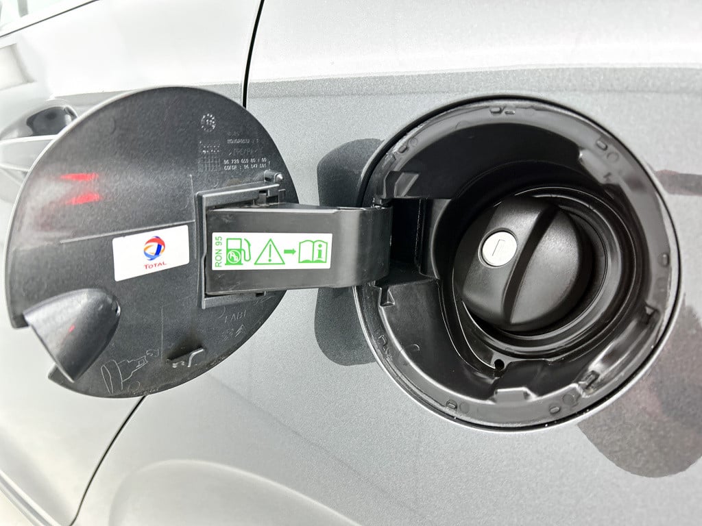 Peugeot 208 82pk allure | rijklaar | navi | parkeersensoren | trekhaak vast