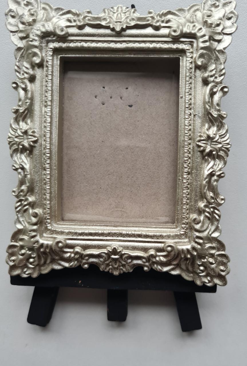 Zilver fotolijstje met zwart houten standaard