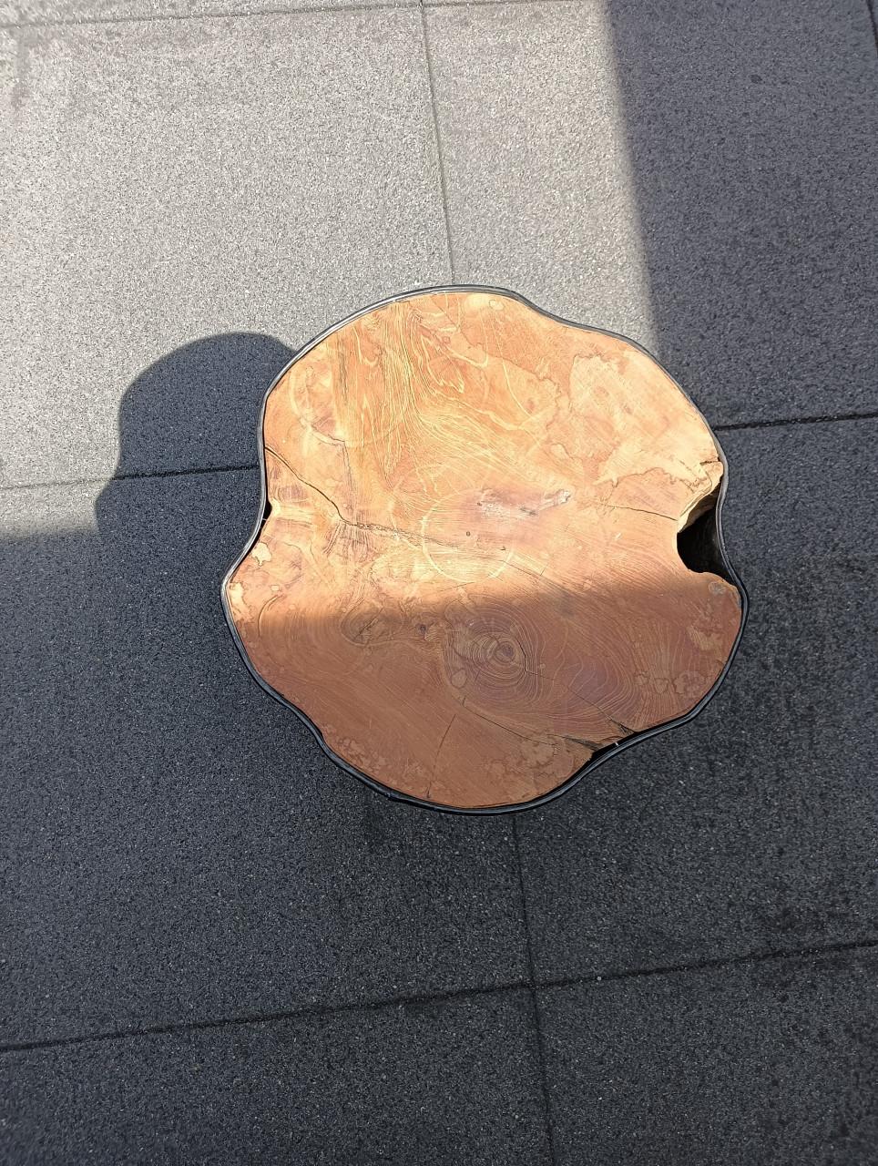 Tafeltje/krukje (bijv iets op zetten)