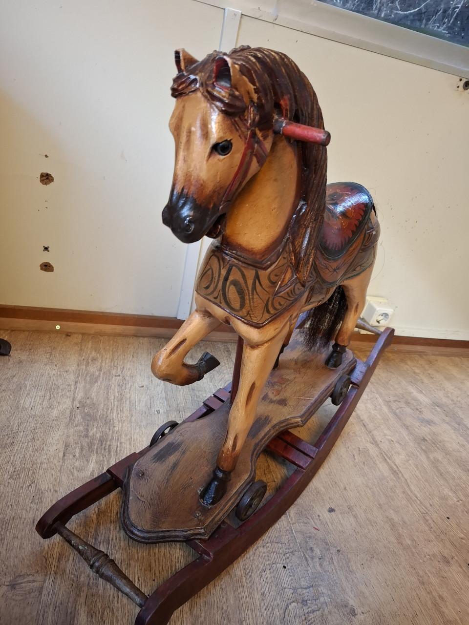 Antiek houten hobbelpaard