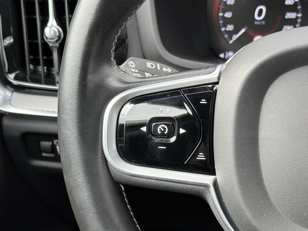 Volvo V60 t6 340pk recharge r-design| panodak| adap.cruise| 360camera| awd