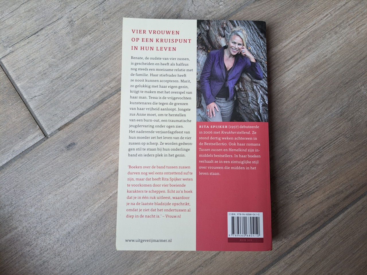 Roman Tussen zussen van Rita Spijker