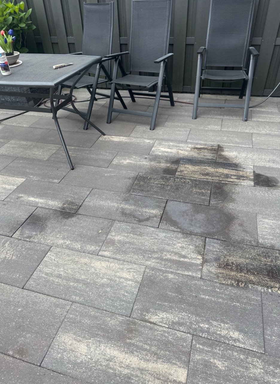 Tegelreiniging & Olievlek Verwijderen – Terras of Oprit weer als nieuw!