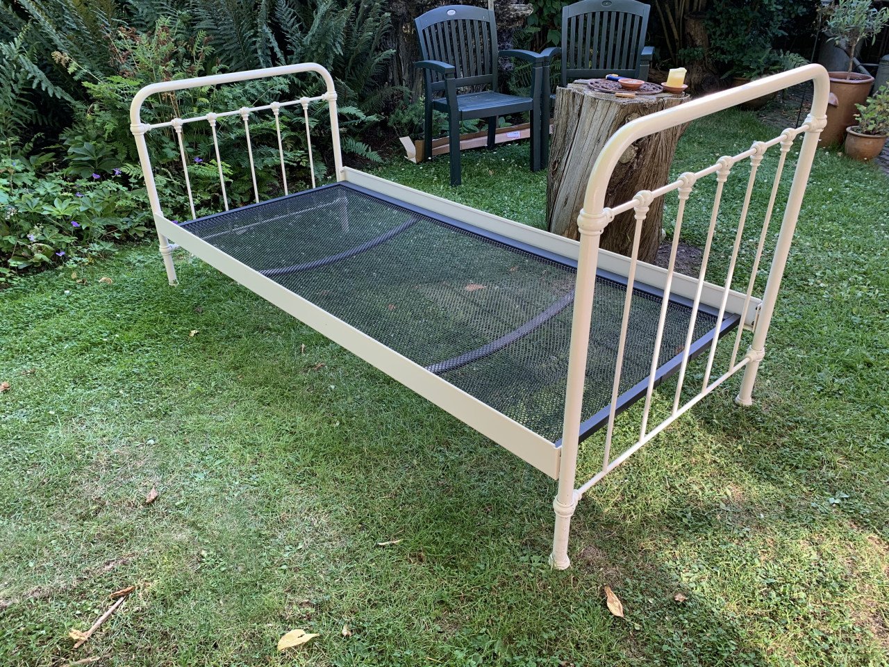 Solide metalen bed