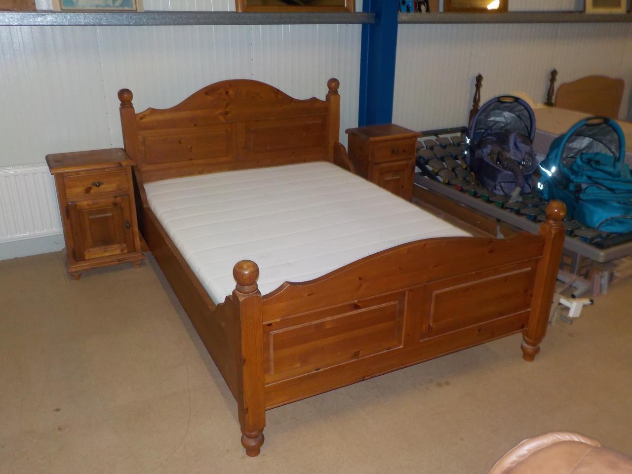 Massief grenen ledikant + 2 nachtkastjes + bodem + matras 140 x 200 cm