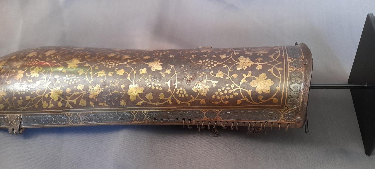 Bazuband. Perzische armbesherming. 19e eeuw.