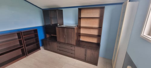 Oude donkere kast, groot, gebruikt